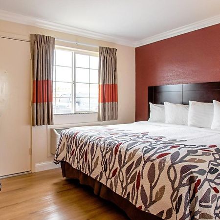 Red Roof Inn & Suites Монтерей Экстерьер фото