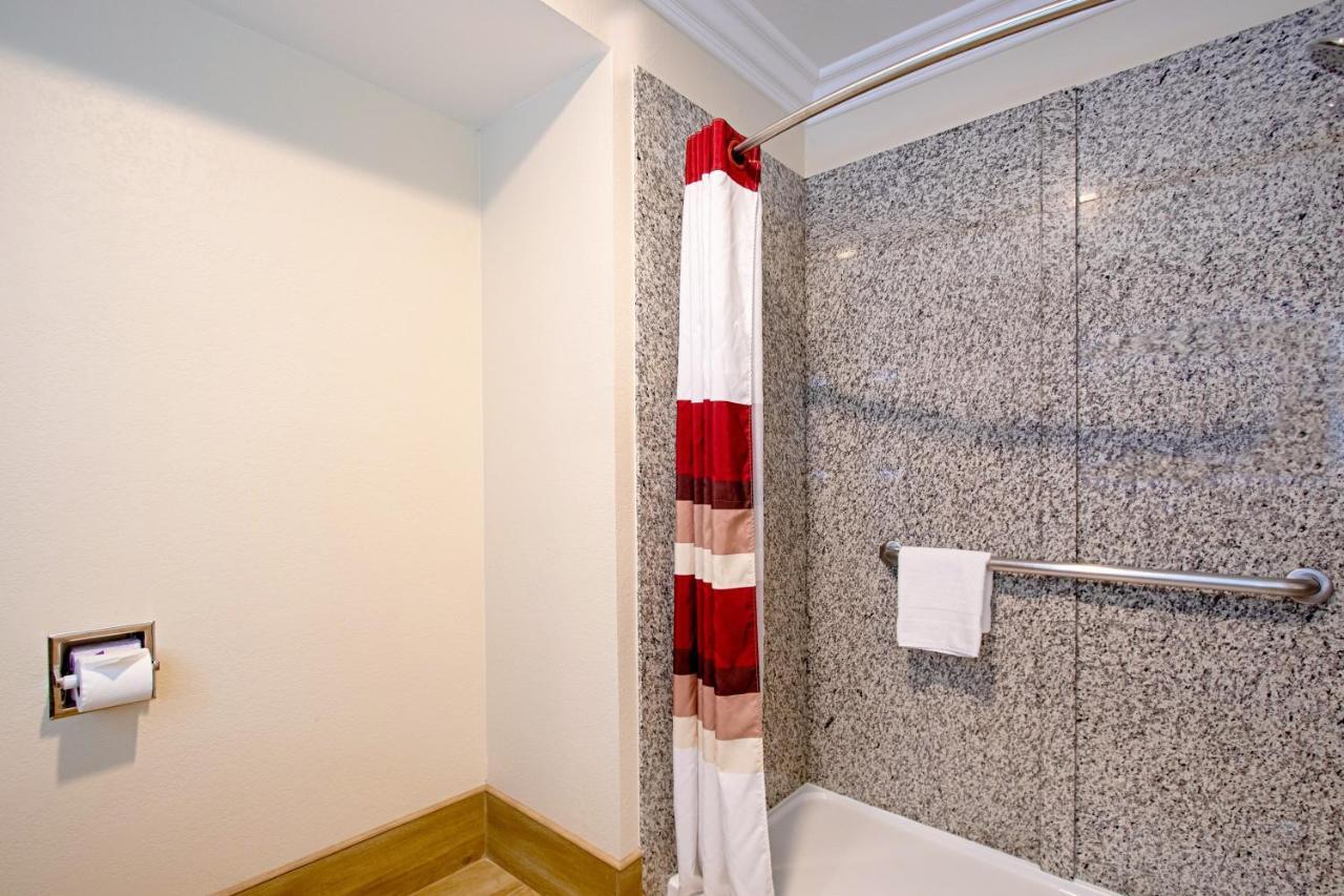 Red Roof Inn & Suites Монтерей Экстерьер фото