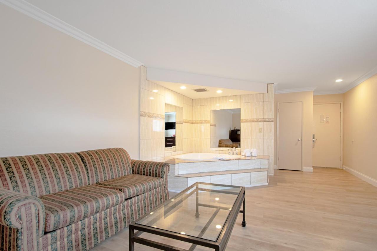 Red Roof Inn & Suites Монтерей Экстерьер фото