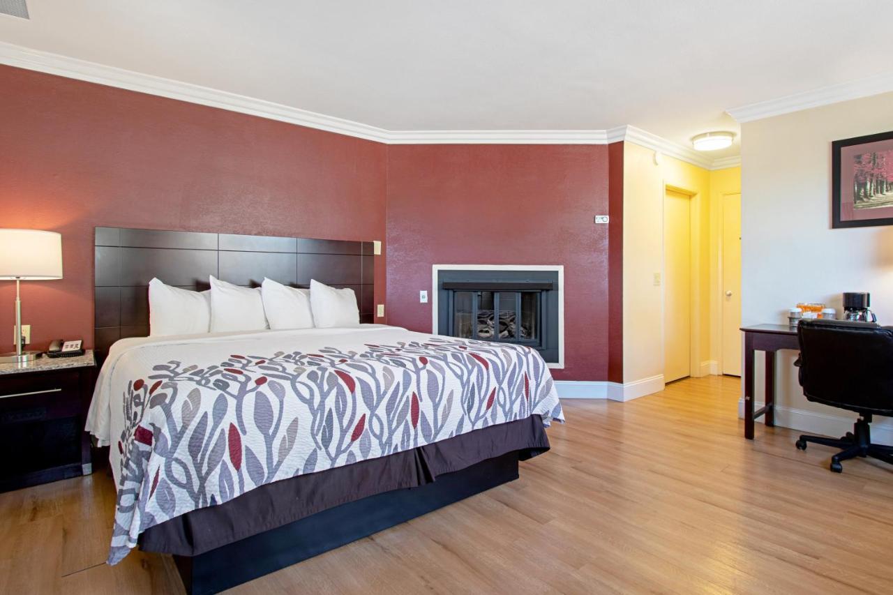 Red Roof Inn & Suites Монтерей Экстерьер фото