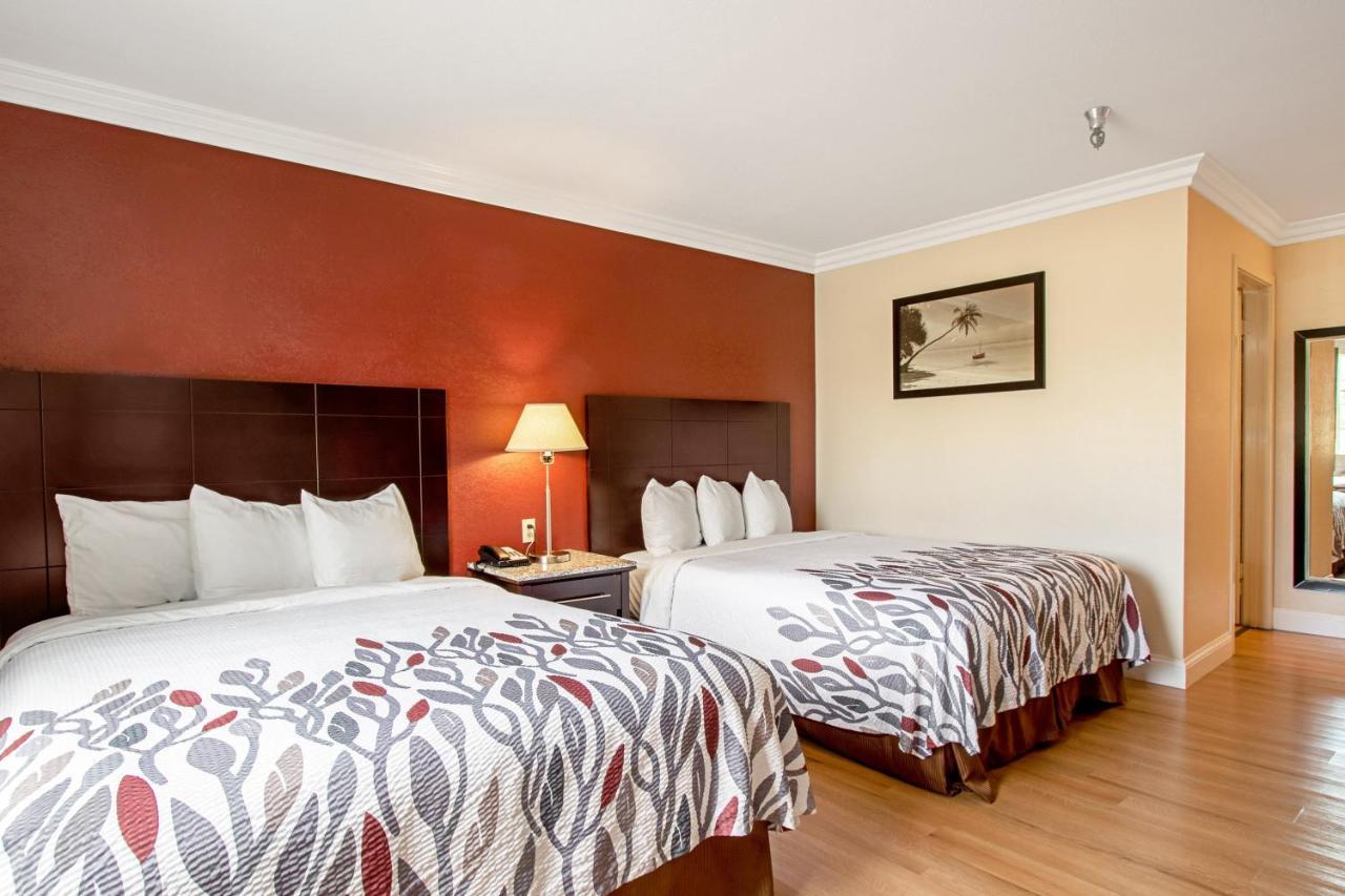 Red Roof Inn & Suites Монтерей Экстерьер фото