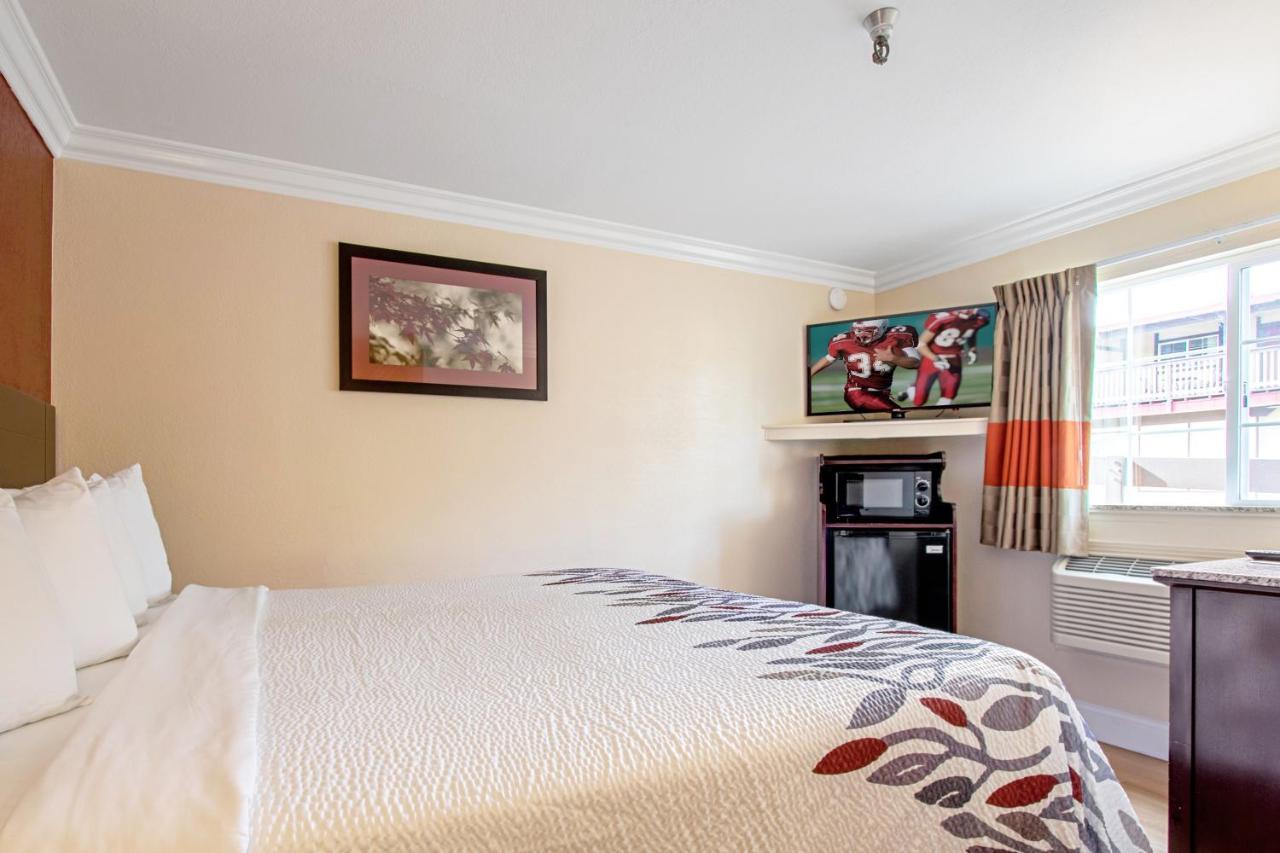 Red Roof Inn & Suites Монтерей Экстерьер фото