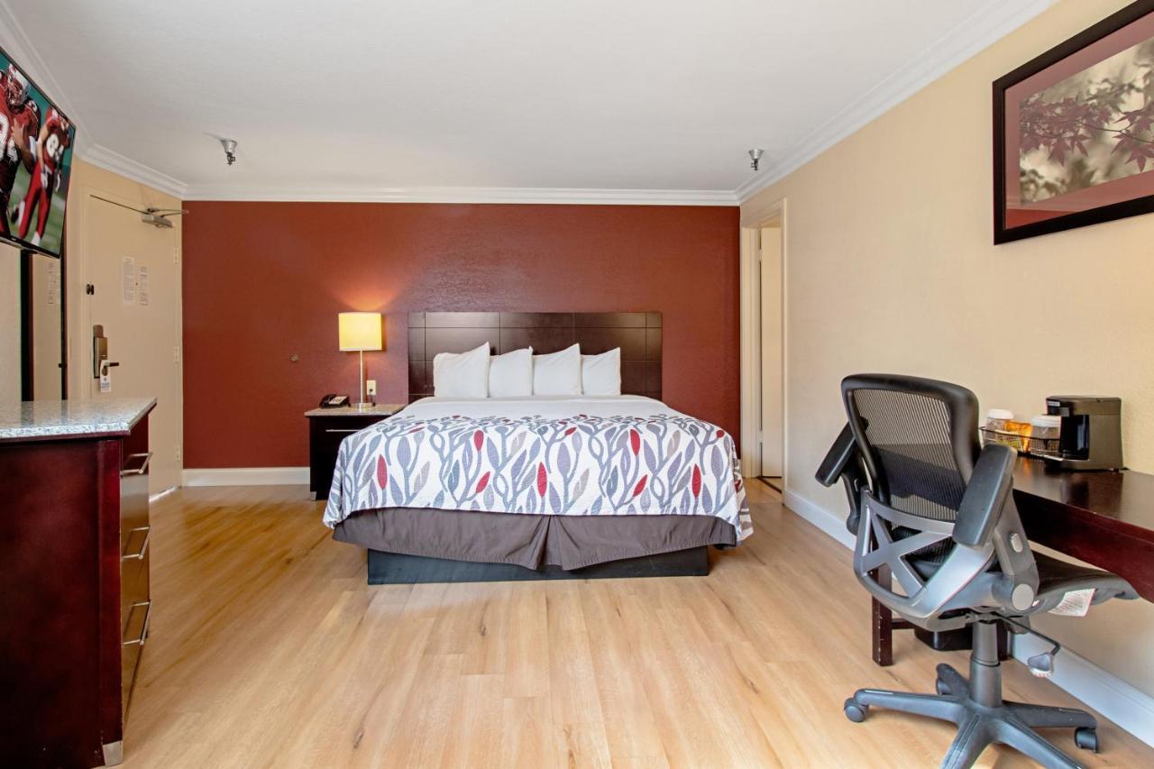 Red Roof Inn & Suites Монтерей Экстерьер фото