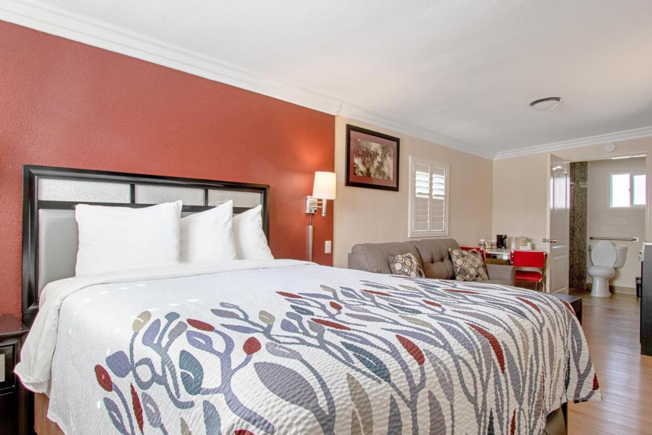 Red Roof Inn & Suites Монтерей Экстерьер фото