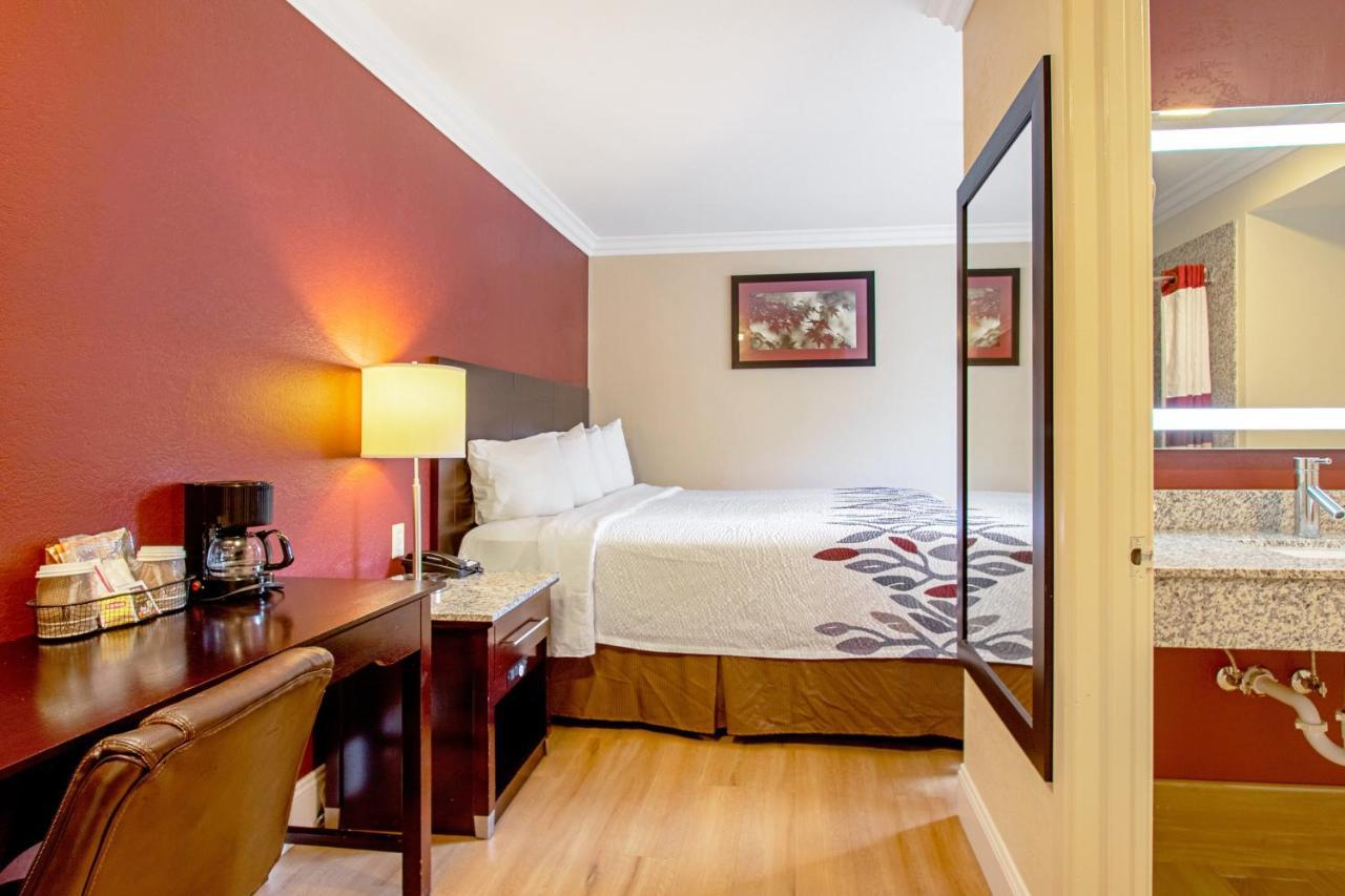 Red Roof Inn & Suites Монтерей Экстерьер фото