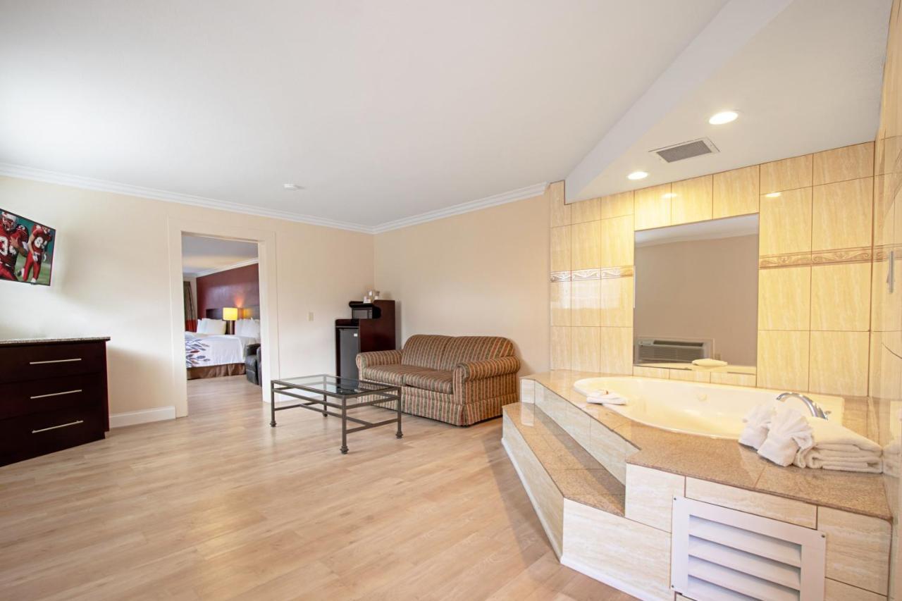 Red Roof Inn & Suites Монтерей Экстерьер фото