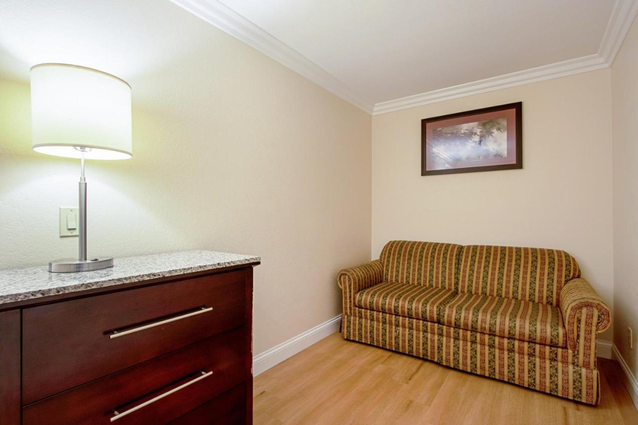 Red Roof Inn & Suites Монтерей Экстерьер фото