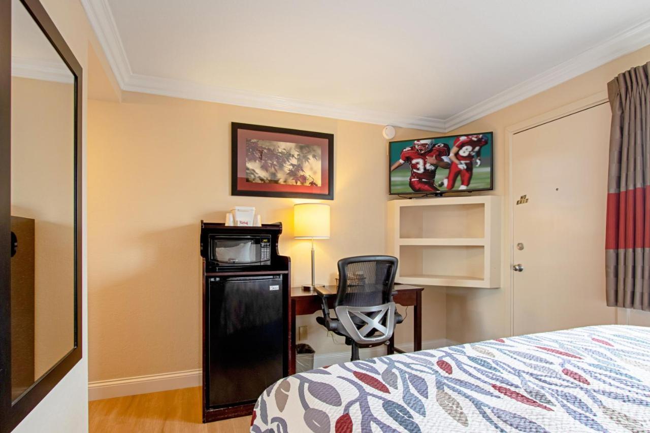 Red Roof Inn & Suites Монтерей Экстерьер фото