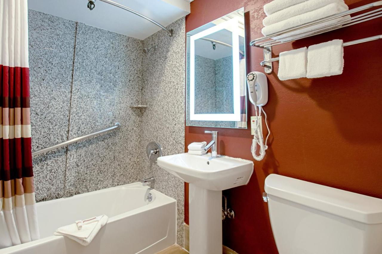 Red Roof Inn & Suites Монтерей Экстерьер фото