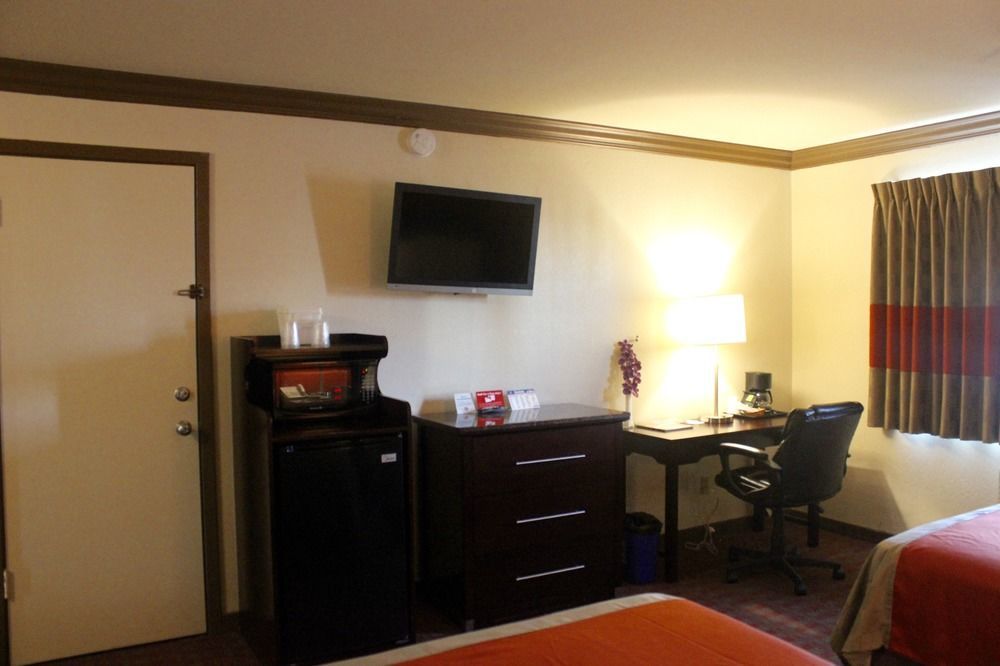 Red Roof Inn & Suites Монтерей Экстерьер фото