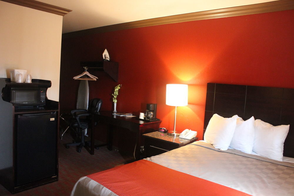 Red Roof Inn & Suites Монтерей Экстерьер фото