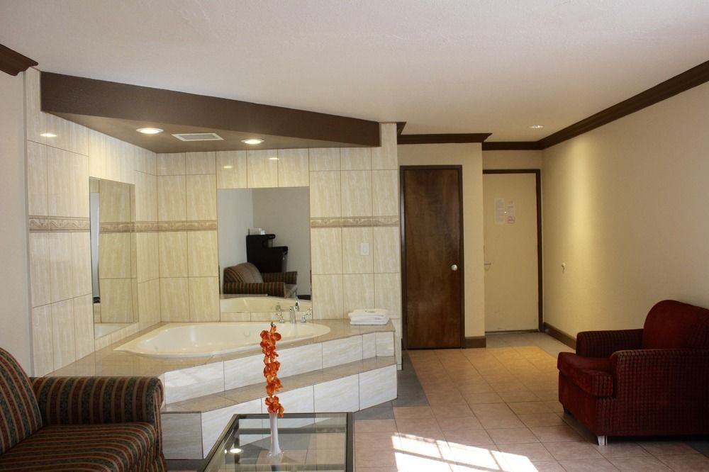 Red Roof Inn & Suites Монтерей Экстерьер фото