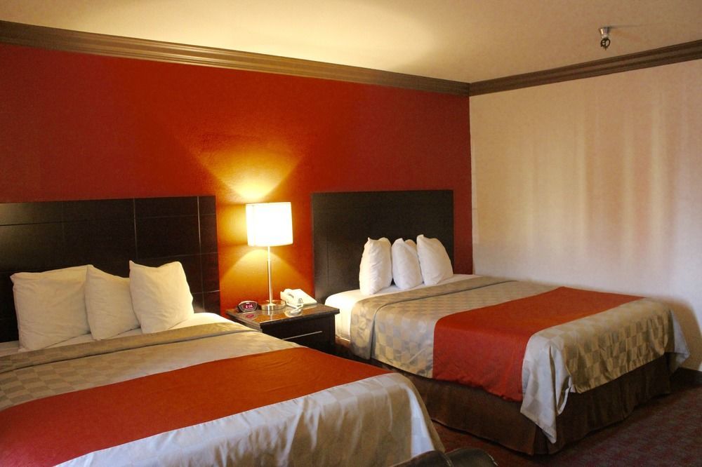Red Roof Inn & Suites Монтерей Экстерьер фото