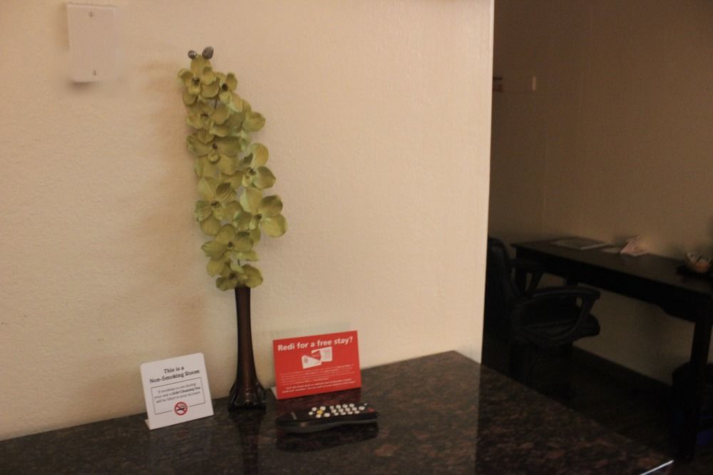 Red Roof Inn & Suites Монтерей Экстерьер фото