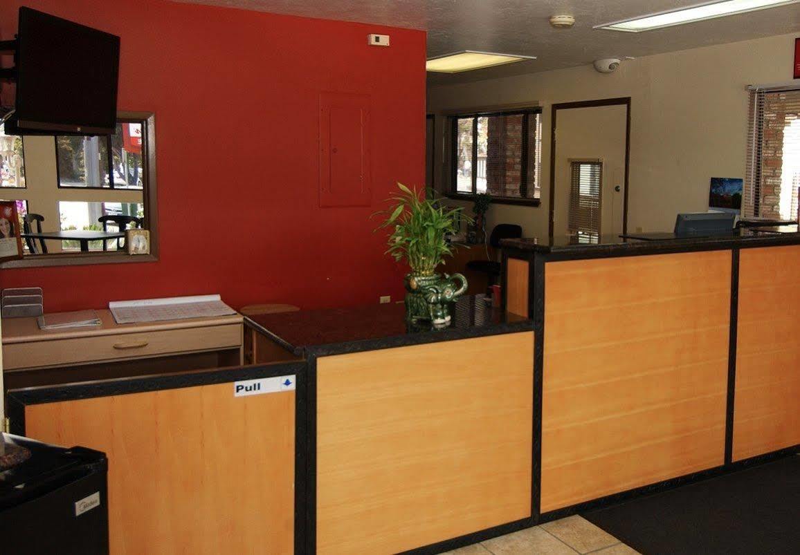 Red Roof Inn & Suites Монтерей Экстерьер фото