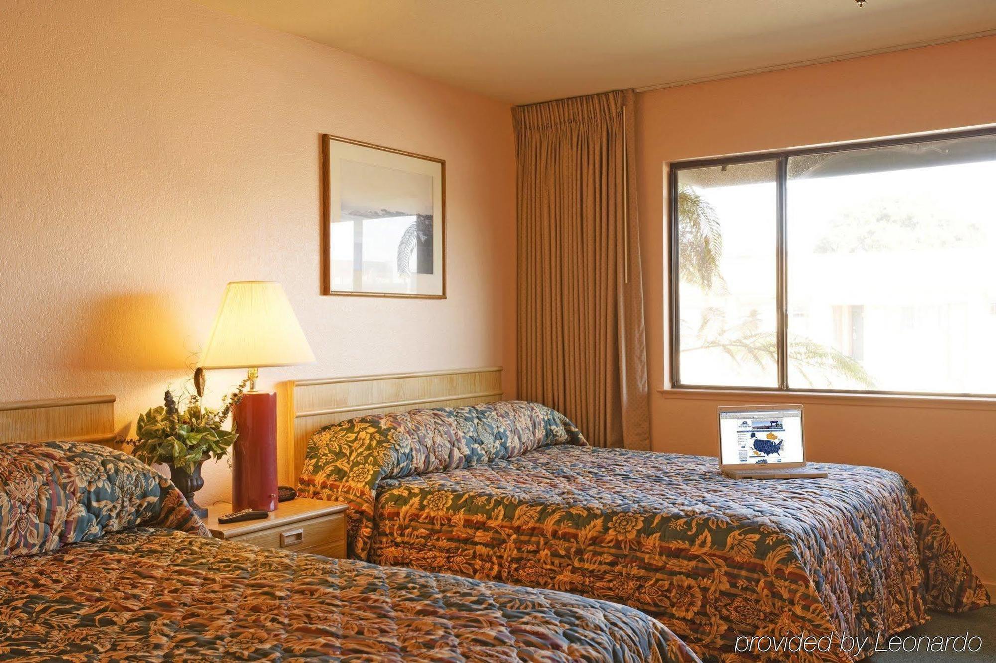 Red Roof Inn & Suites Монтерей Номер фото