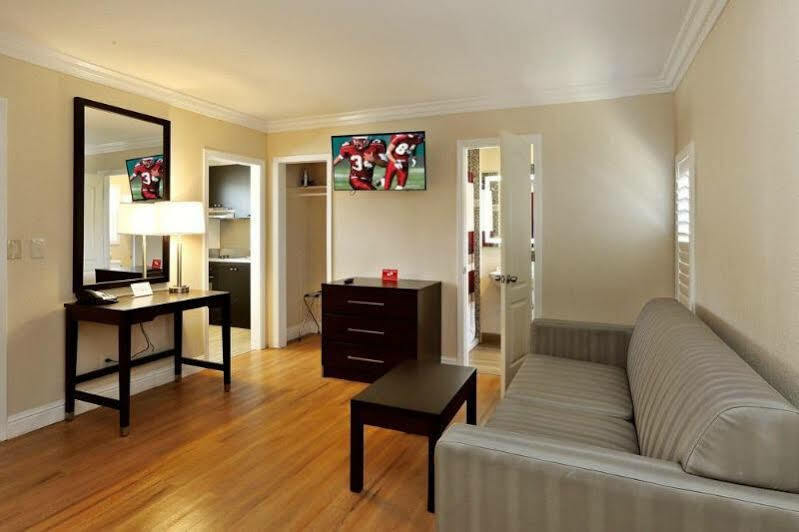 Red Roof Inn & Suites Монтерей Экстерьер фото
