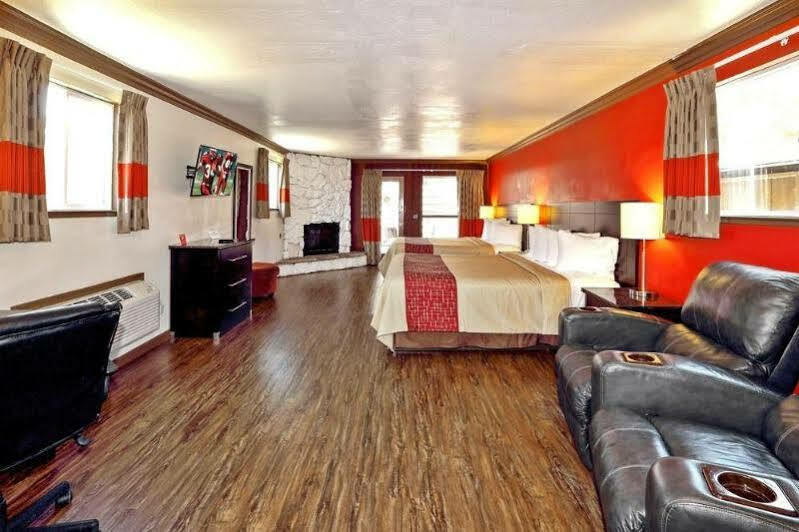 Red Roof Inn & Suites Монтерей Экстерьер фото