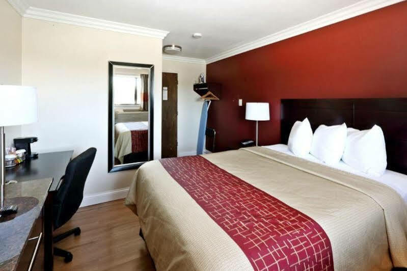 Red Roof Inn & Suites Монтерей Экстерьер фото