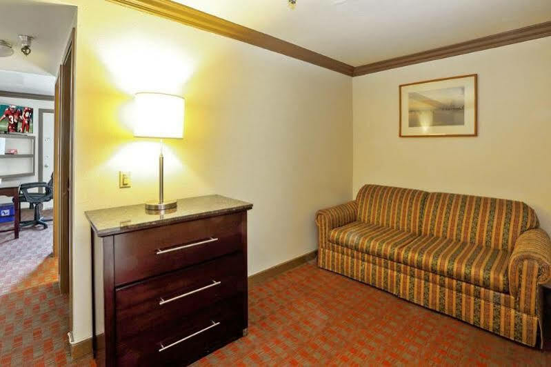 Red Roof Inn & Suites Монтерей Экстерьер фото