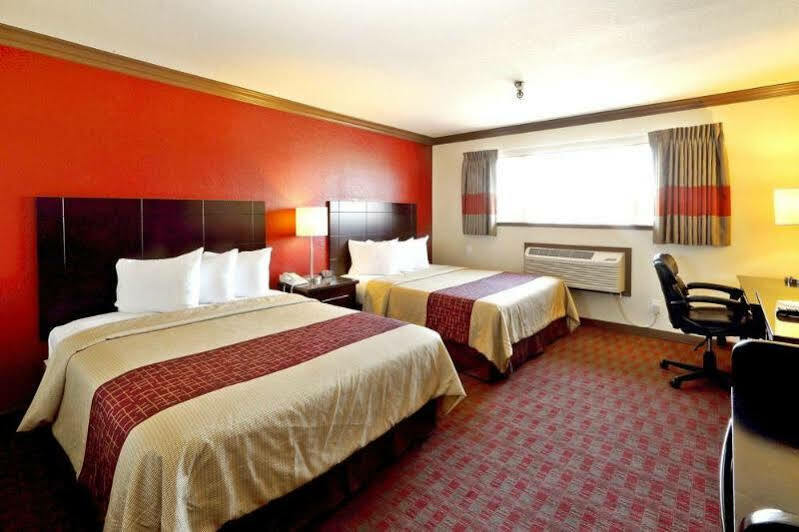 Red Roof Inn & Suites Монтерей Экстерьер фото