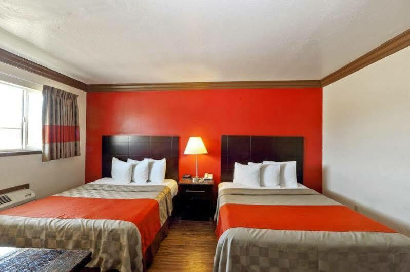 Red Roof Inn & Suites Монтерей Экстерьер фото